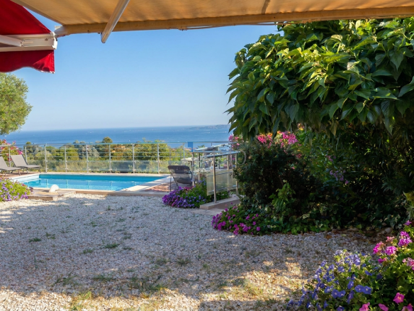 Vue d'une villa avec piscine et jardin, surplombant le golfe de Saint-Tropez.