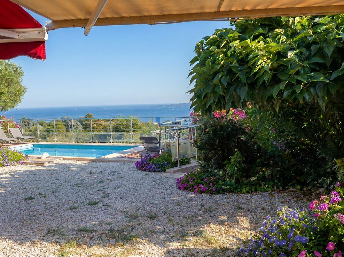 Vue d'une villa avec piscine et jardin, surplombant le golfe de Saint-Tropez.