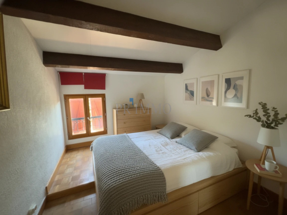Chambre d'une maison avec lit double et décor simple, située aux Issambres.