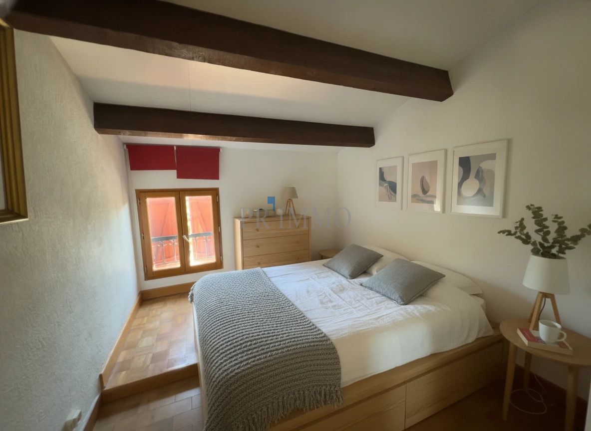 Chambre d'une maison avec lit double et décor simple, située aux Issambres.