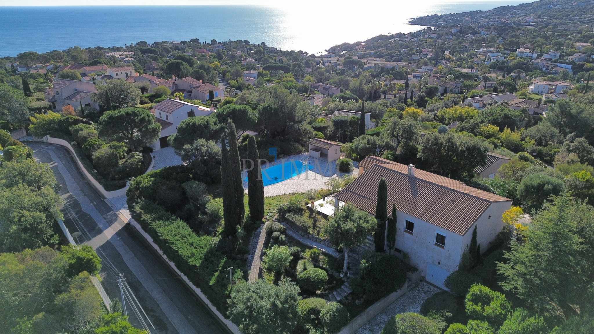 Single-storey villa with sea view in Saint Aygulf, surrounded by greenery and a garden.