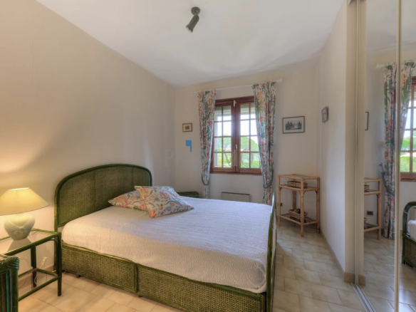 Bright room with double bed and warm decor in a villa in Saint Aygulf.