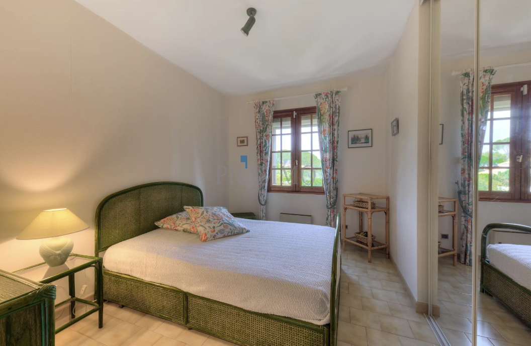 Bright room with double bed and warm decor in a villa in Saint Aygulf.