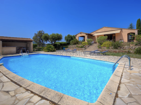 Single-storey villa with swimming pool and garden in Saint Aygulf, unobstructed sea view.