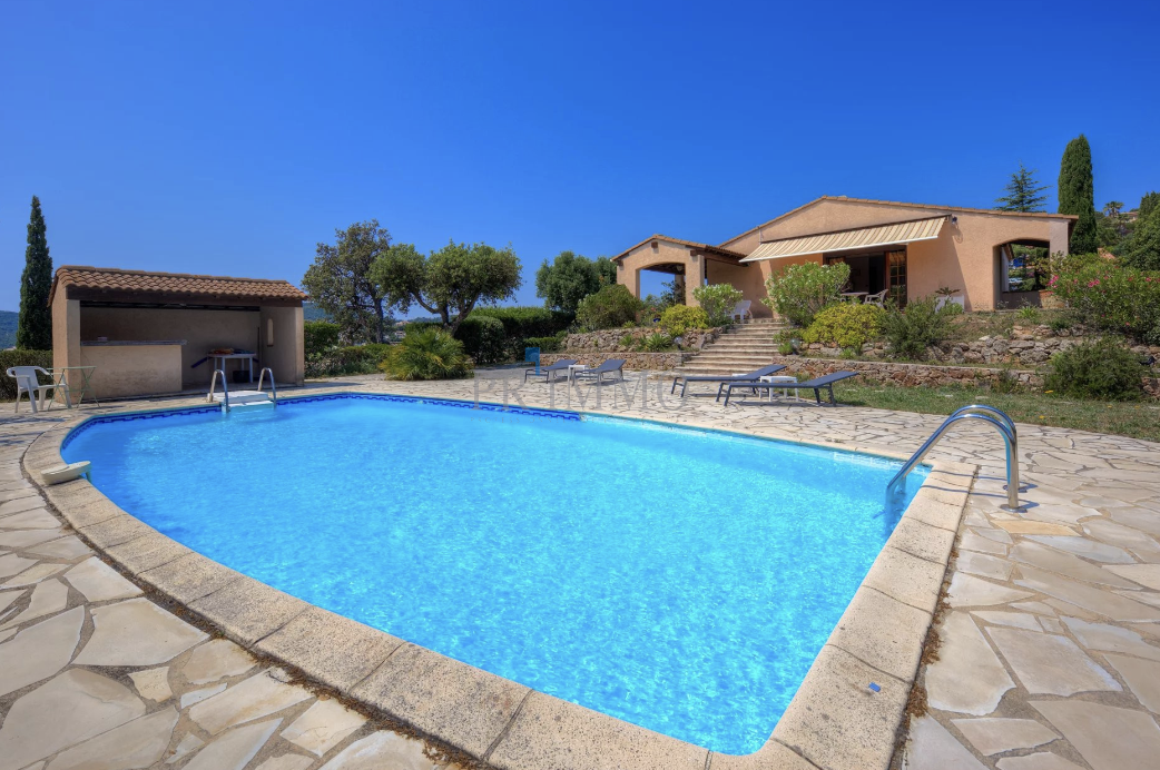 Single-storey villa with swimming pool and garden in Saint Aygulf, unobstructed sea view.