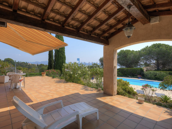 Terrace of a single-storey villa with sea view, swimming pool and garden in Saint Aygulf.