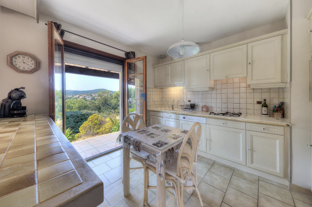 Bright kitchen with views of the garden and the sea, located in a villa in Saint Aygulf.