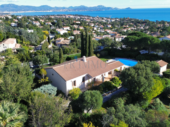 Single-storey villa with swimming pool and sea view in Saint Aygulf, surrounded by greenery.
