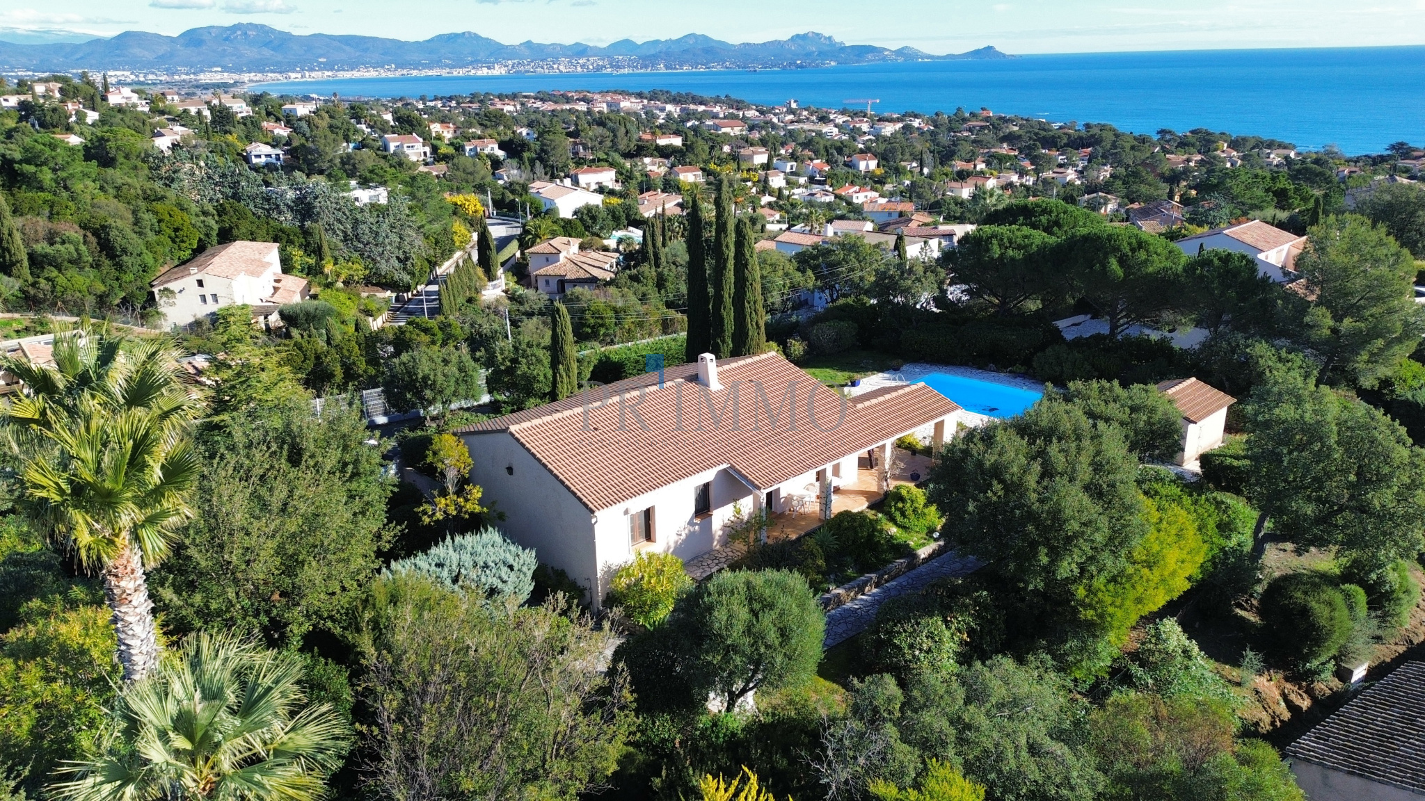 Single-storey villa with swimming pool and sea view in Saint Aygulf, surrounded by greenery.