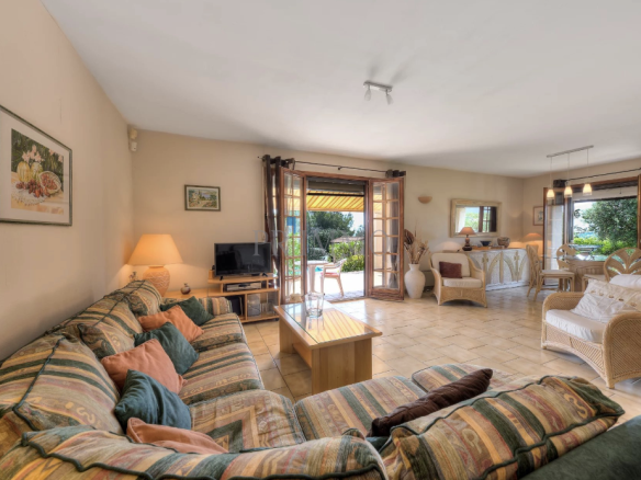 Interior of a single-storey villa with a spacious and bright living room in Saint Aygulf.