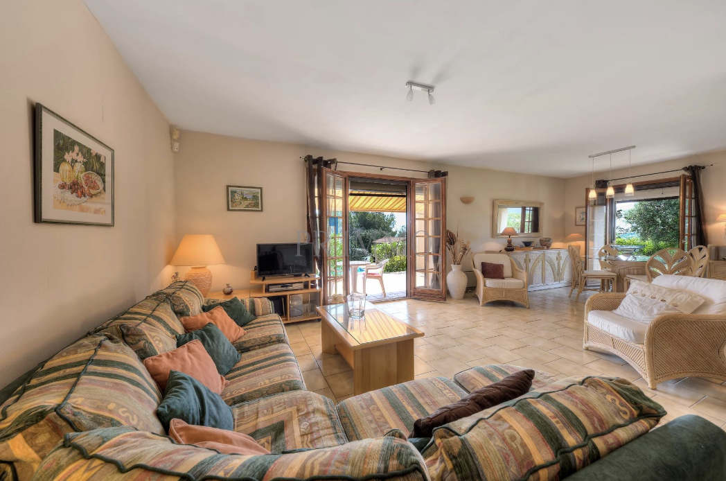 Interior of a single-storey villa with a spacious and bright living room in Saint Aygulf.