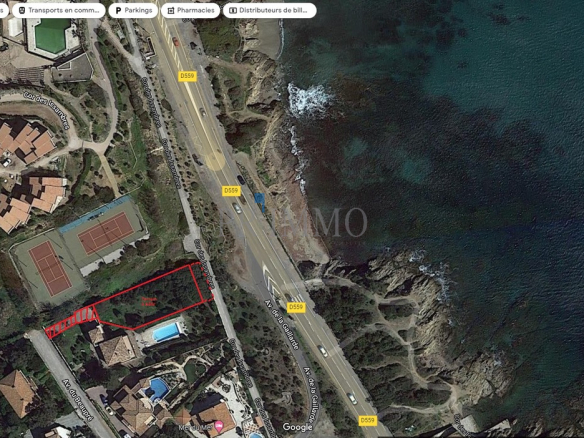 Terrain à bâtir de 839 m2 aux Issambres, avec permis de construire purgé.