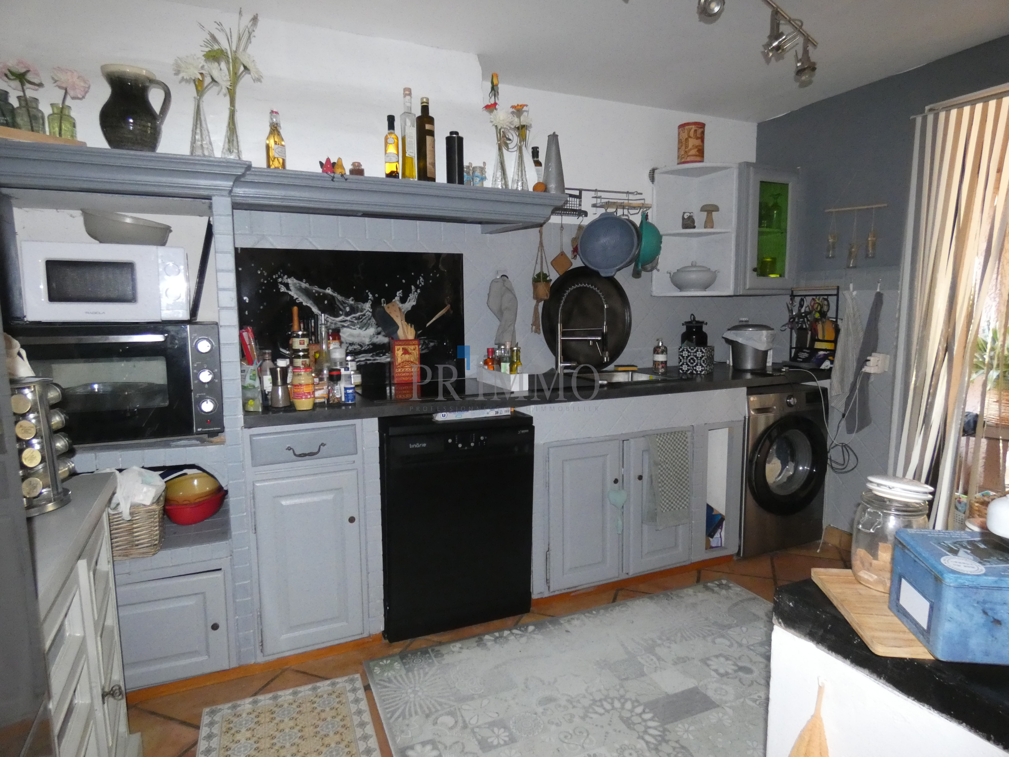 Cuisine d'une villa de type 4 avec équipements modernes et décoration provençale.