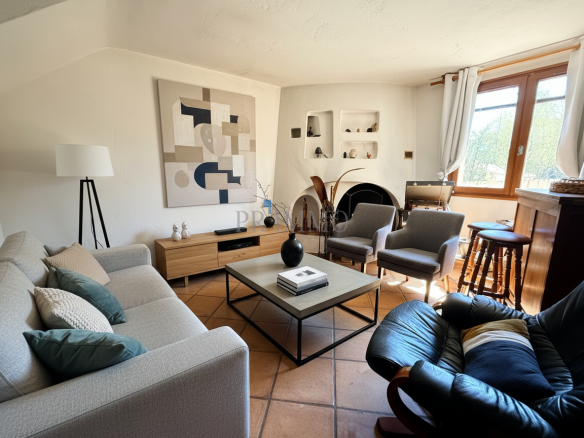 Salon d'une villa à Vidauban avec canapé, table basse et œuvres d'art au mur.