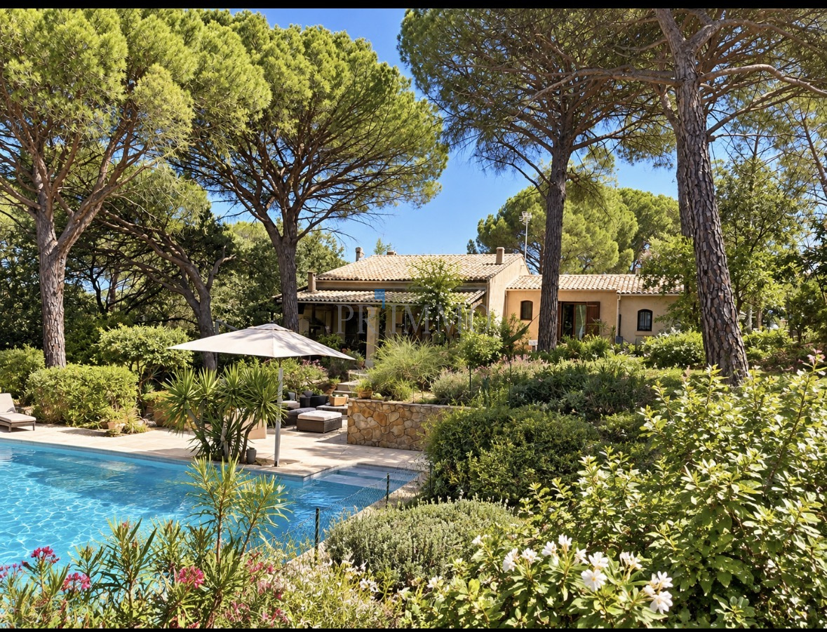 Beautiful villa with swimming pool in Vidauban 4-room villa with swimming pool and independent studio, surrounded by pine trees in Vidauban.