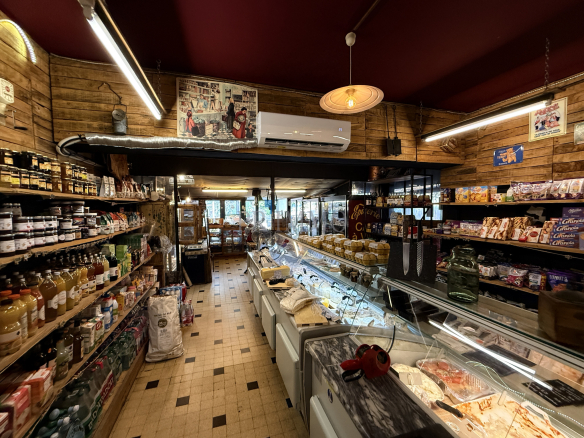Intérieur d'un local commercial d'épicerie aux Issambres, avec rayons de produits alimentaires.