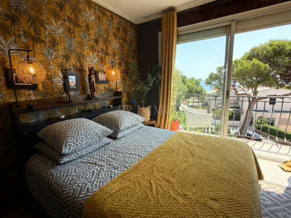 Chambre avec lit double et vue sur la mer aux Issambres, Roquebrune-sur-Argens.