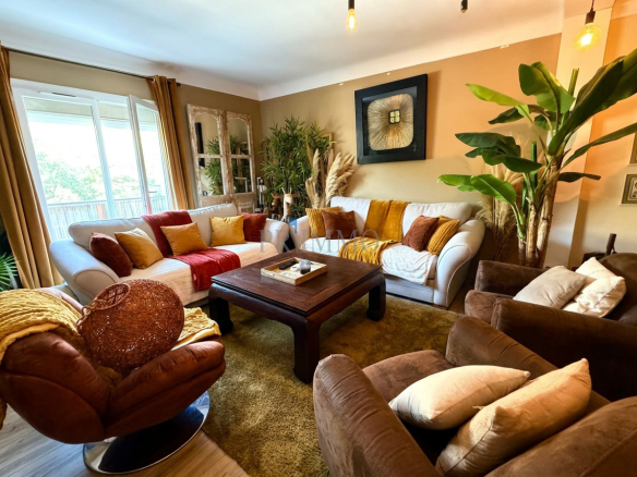 Intérieur d'un salon confortable avec canapés et décoration chaleureuse.