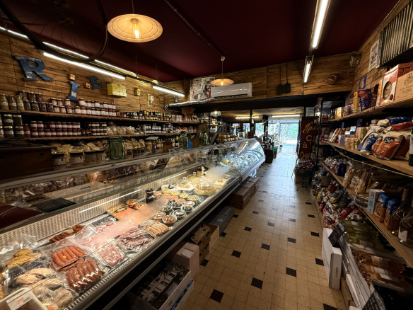 Intérieur d'une épicerie avec des rayons bien garnis et un comptoir, les Issambres, Roquebrune-sur-Argens.