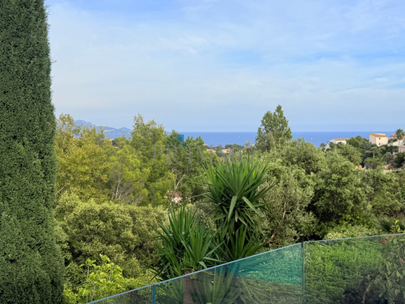 Vue dégagée sur la mer depuis une villa rénovée à Les Issambres, entourée de verdure.