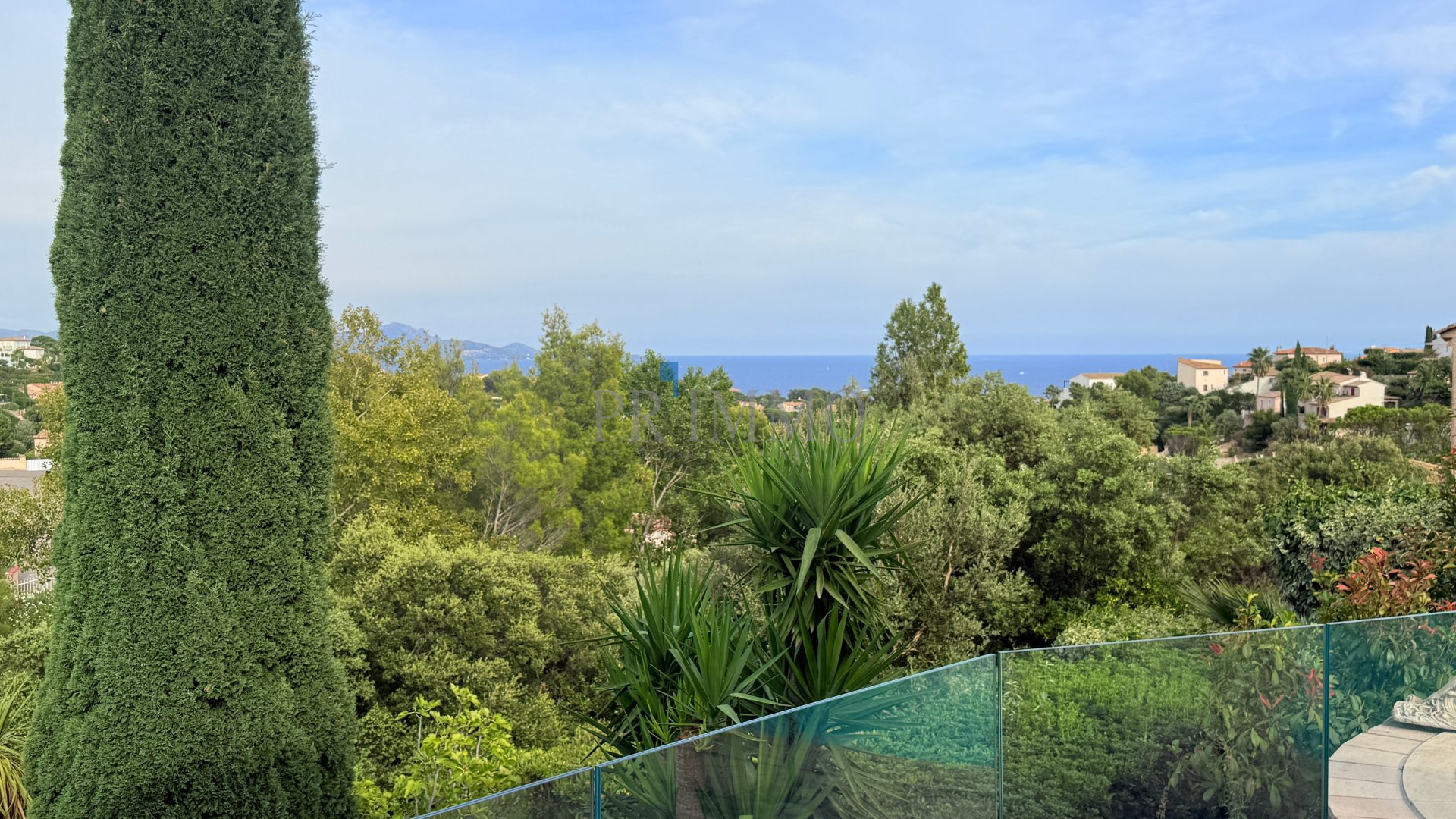 Vue dégagée sur la mer depuis une villa rénovée à Les Issambres, entourée de verdure.