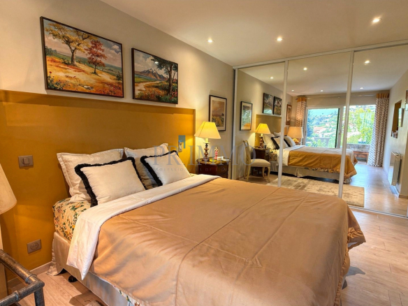 Chambre d'une villa rénovée avec lit double et décoration murale, Les Issambres.