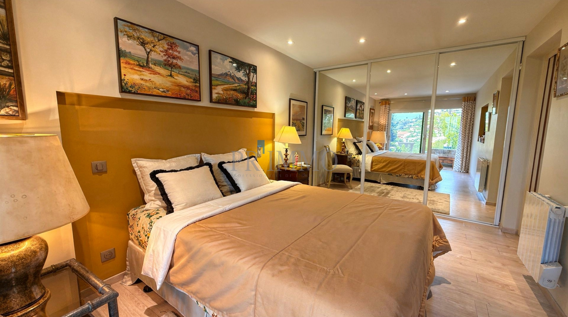 Chambre d'une villa rénovée avec lit double et décoration murale, Les Issambres.
