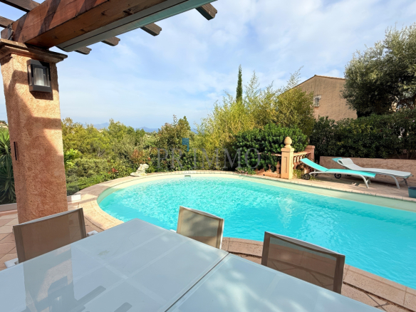 Villa de plain-pied rénovée avec piscine et vue mer aux Issambres.
