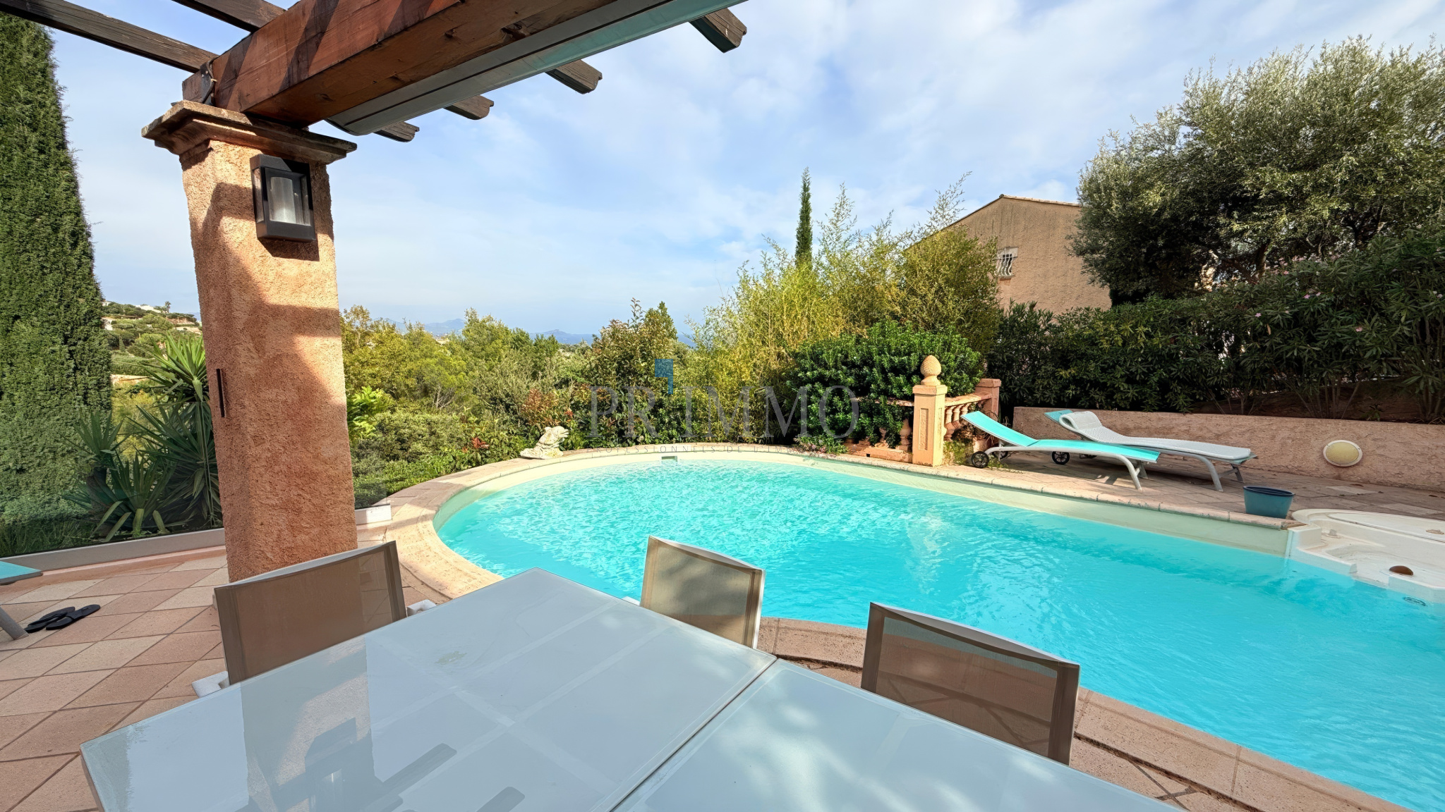 Villa de plain-pied rénovée avec piscine et vue mer aux Issambres.