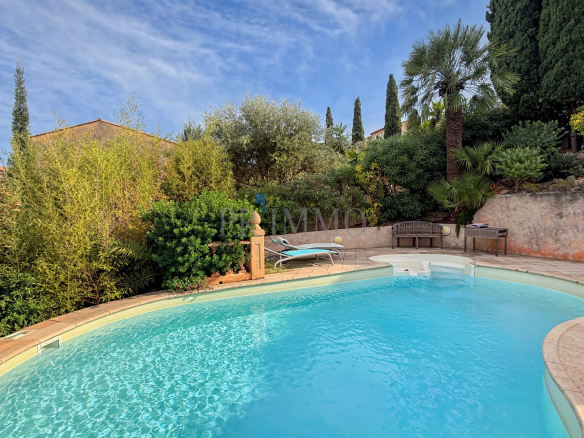 Piscine entourée de végétation dans une villa rénovée aux Issambres.