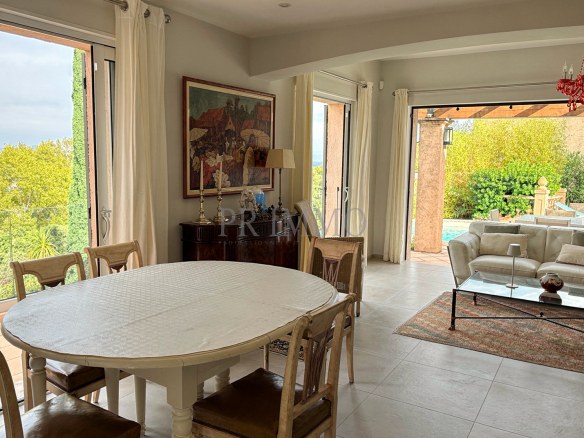 Intérieur d'une villa rénovée à Les Issambres avec vue sur la mer, salle à manger et salon lumineux.