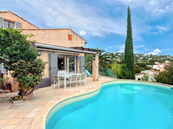 Villa de plain-pied rénovée avec piscine et vue mer à Les Issambres.