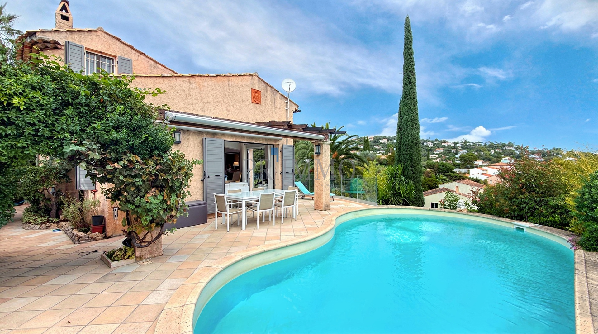 Villa de plain-pied rénovée avec piscine et vue mer à Les Issambres.