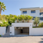 Contemporary villa of 195 m2 with a view of the PE massif