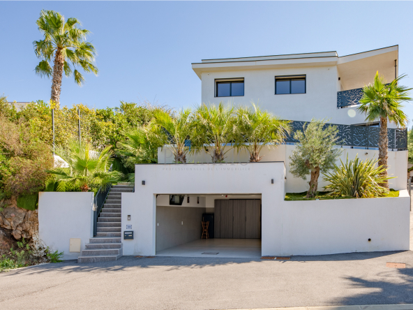 Villa Contemporaine de 195 m2 avec Vue sur le Massif des Pe
