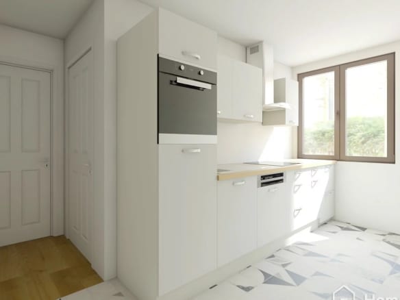 Cuisine moderne et lumineuse avec fenêtres, meubles blancs et carrelage au sol.