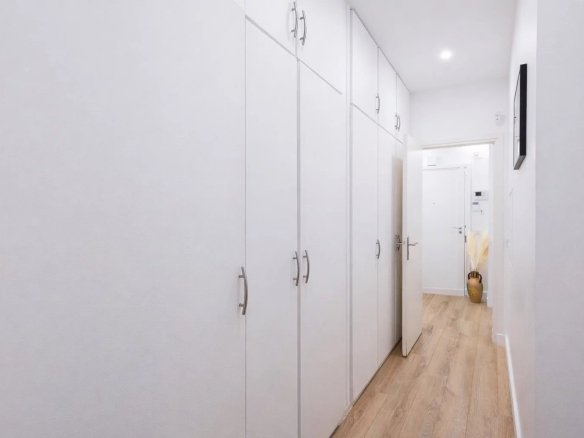 Couloir d'un appartement moderne avec placards intégrés à Neuilly-sur-Seine.