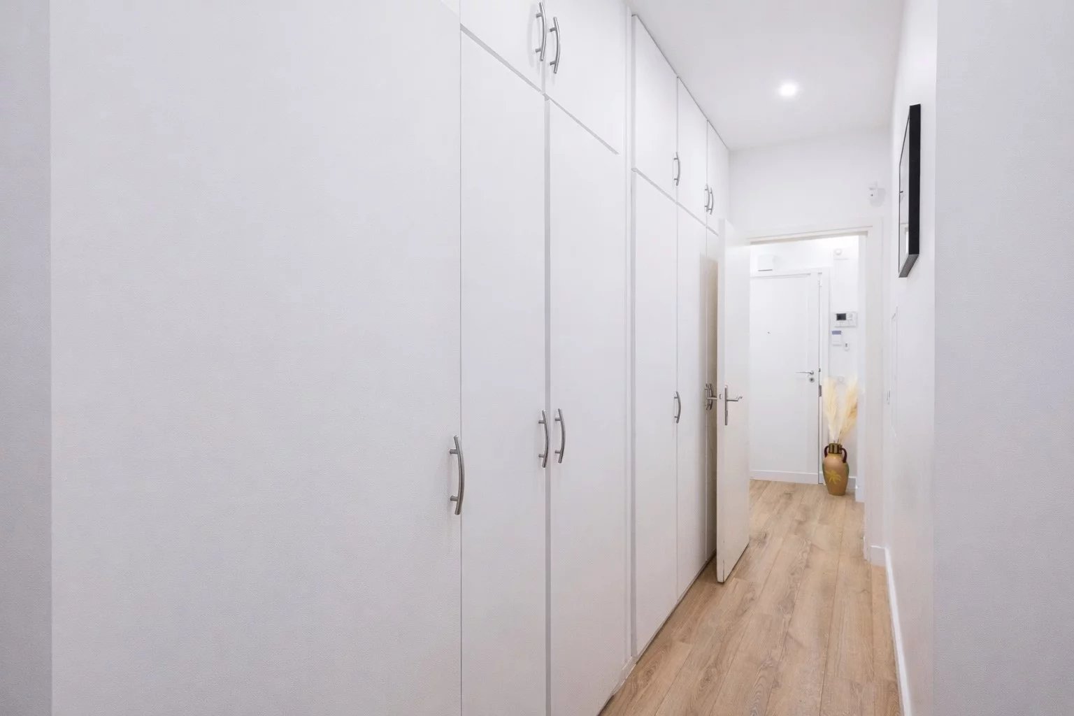 Couloir d'un appartement moderne avec placards intégrés à Neuilly-sur-Seine.
