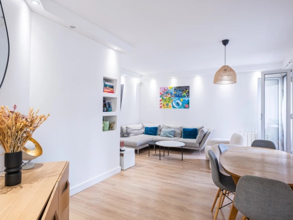 Intérieur d'un appartement moderne à Neuilly-sur-Seine avec salon et salle à manger.