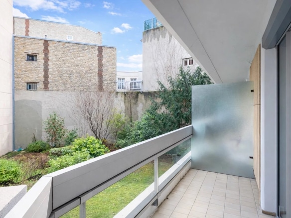 Balcon d'un appartement avec vue sur un jardin intérieur à Neuilly-sur-Seine.