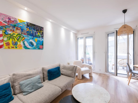 Salon d'un appartement moderne à Neuilly-sur-Seine avec balcons et vue sur jardin.
