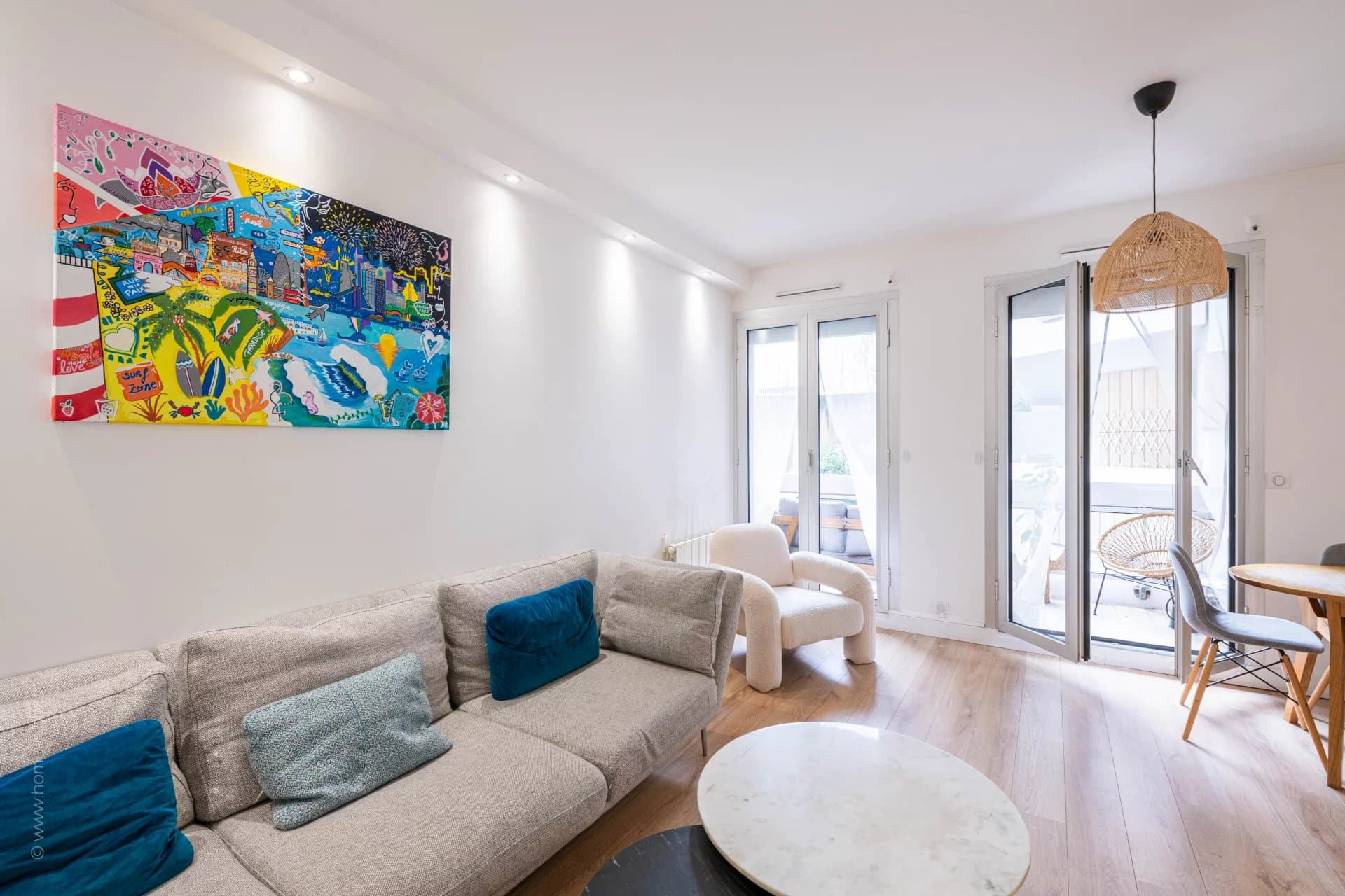 Salon d'un appartement moderne à Neuilly-sur-Seine avec balcons et vue sur jardin.