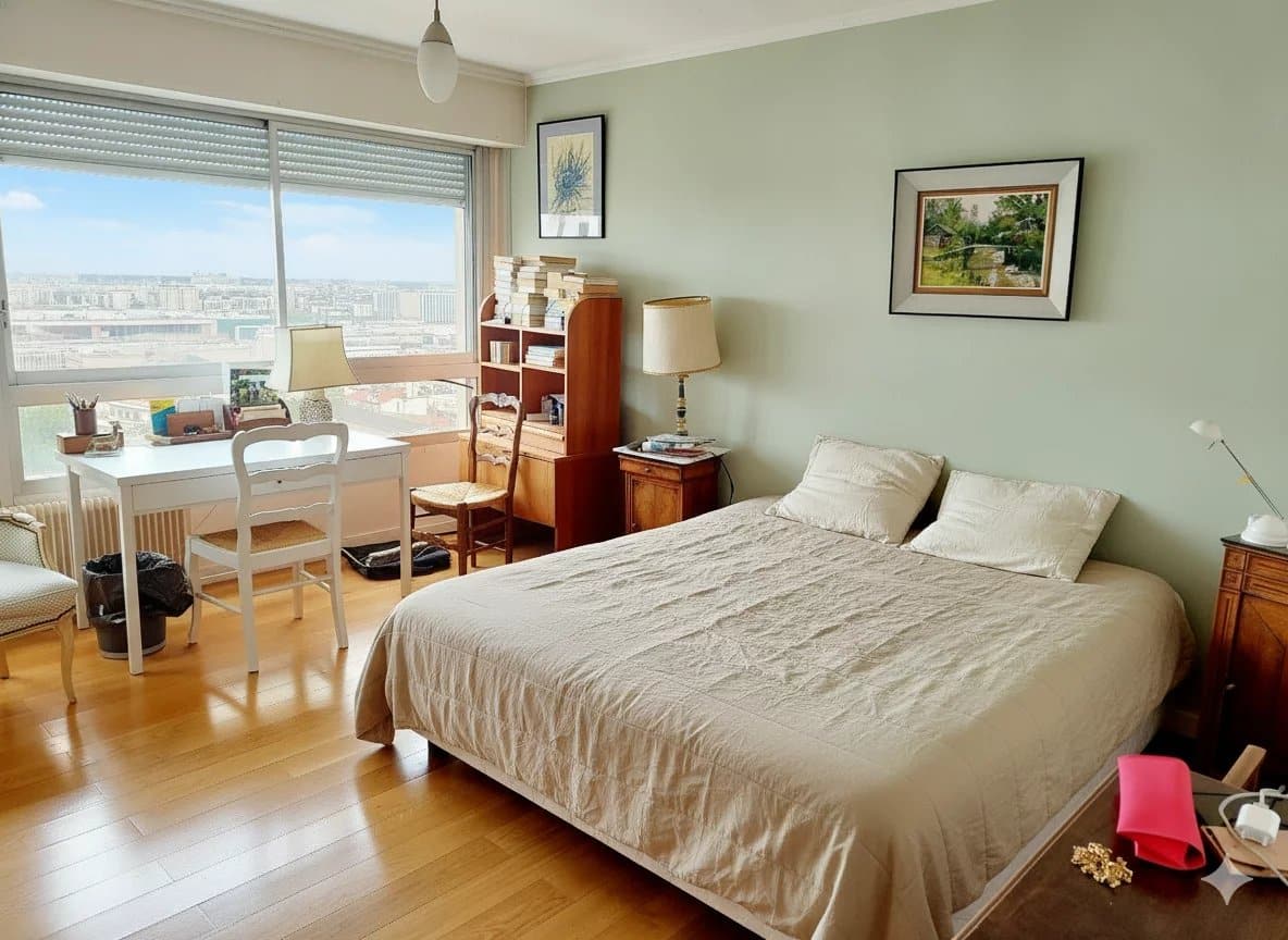Chambre d'un duplex à Courbevoie avec vue sur Paris, bureau et mobilier en bois.