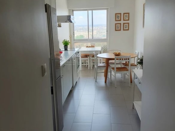 Intérieur d'un duplex à Courbevoie avec cuisine et salle à manger lumineuses.
