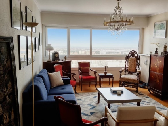 Intérieur d'un duplex à Courbevoie avec vue sur Paris, salon lumineux et mobilier élégant.