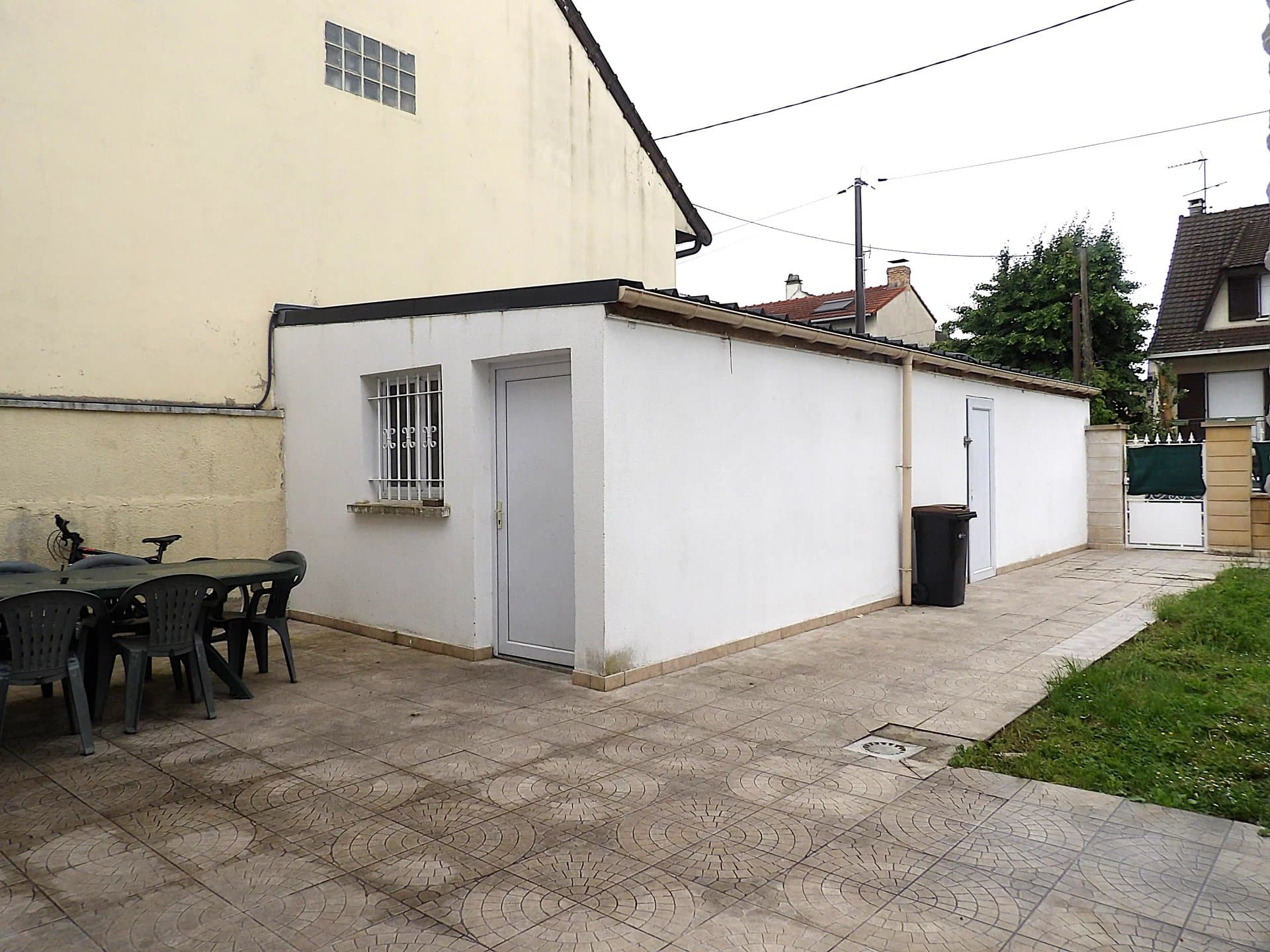 Dépendance avec jardin à Bobigny Dépendance d'une maison individuelle avec terrasse et jardin à Bobigny