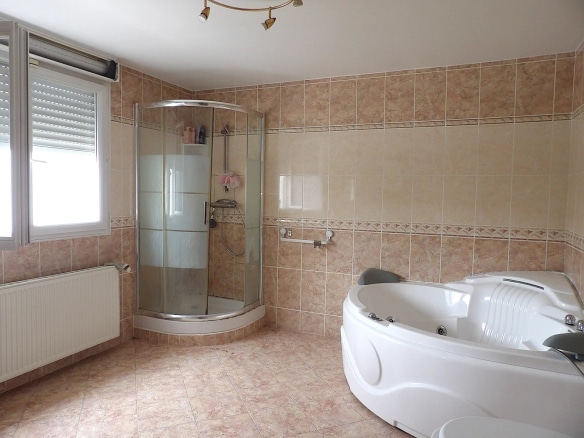Salle de bain spacieuse avec douche et baignoire à Bobigny.