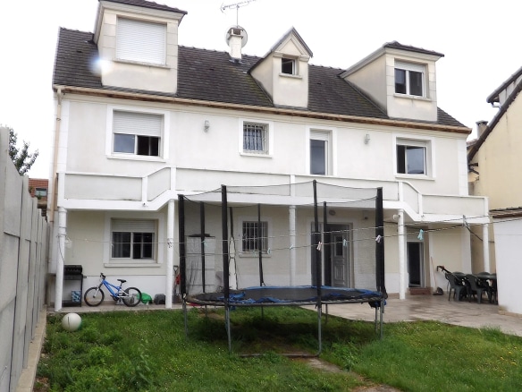 Large detached house with 6 bedrooms, garden and trampoline in Bobigny.
