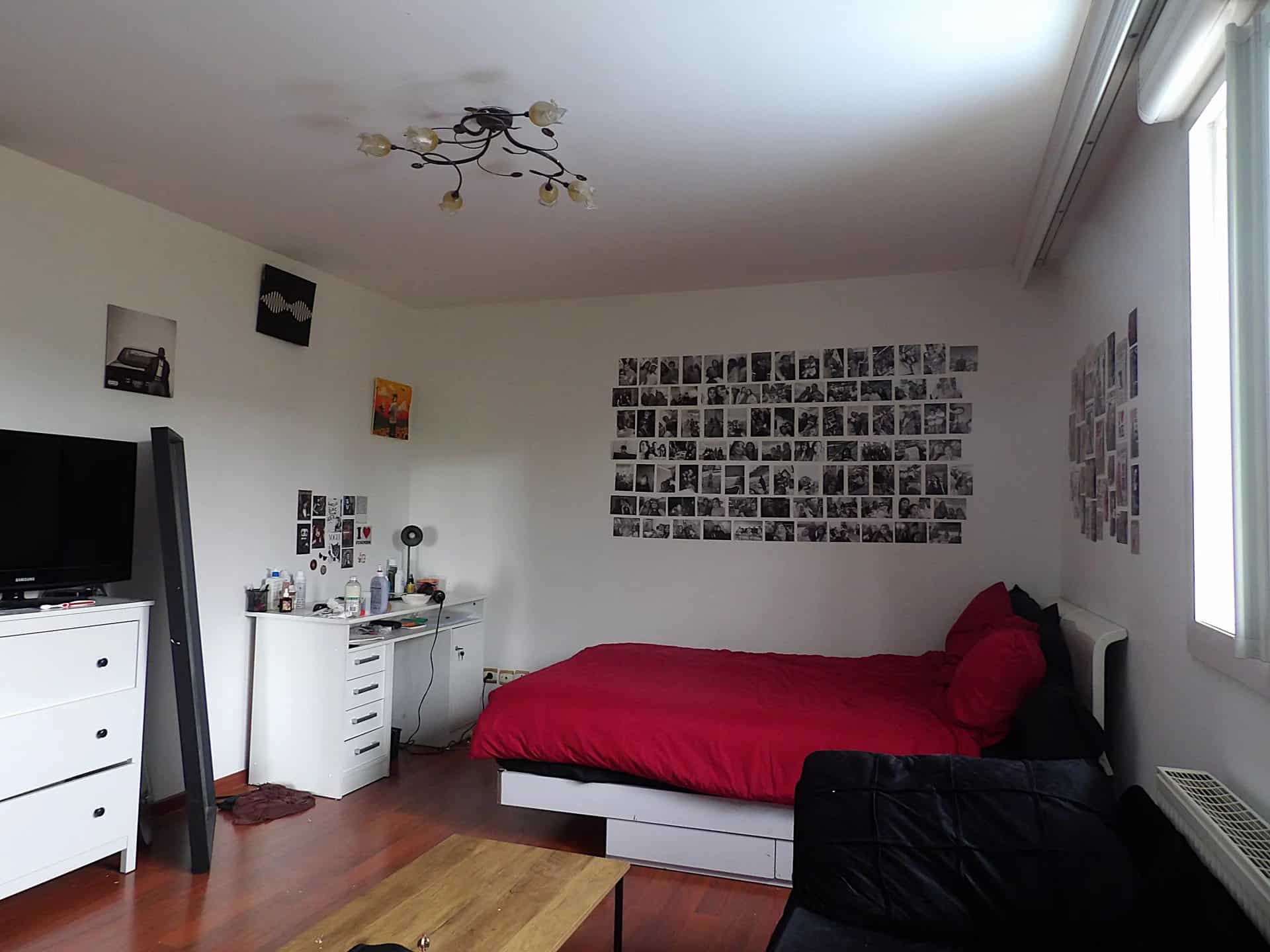 Chambre spacieuse dans une maison à Bobigny Chambre d'une maison individuelle avec lit, bureau et décorations murales.