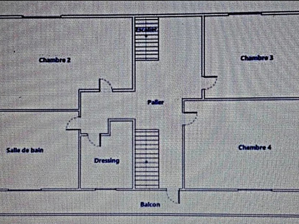 Plan d'une maison individuelle avec 6 chambres, dressing et salle de bain.